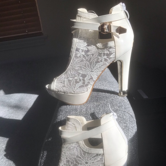 Shoes - White lace platform booties 8 zipper back